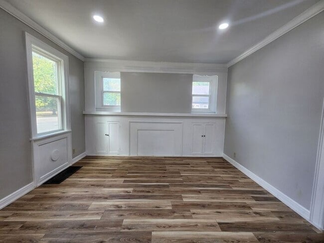 Building Photo - 1st Floor Apartment - 3 Bedroom/2 Bath Apa...