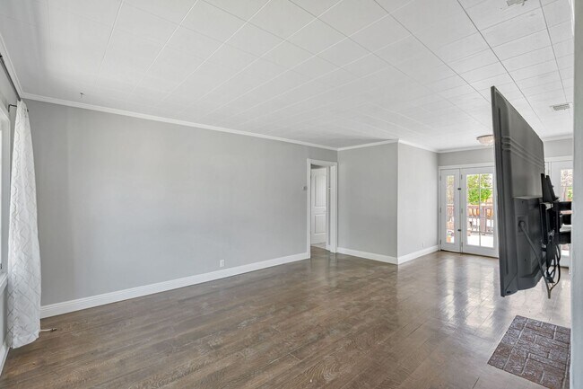Building Photo - Freshly Renovated Single-Family Home for Rent