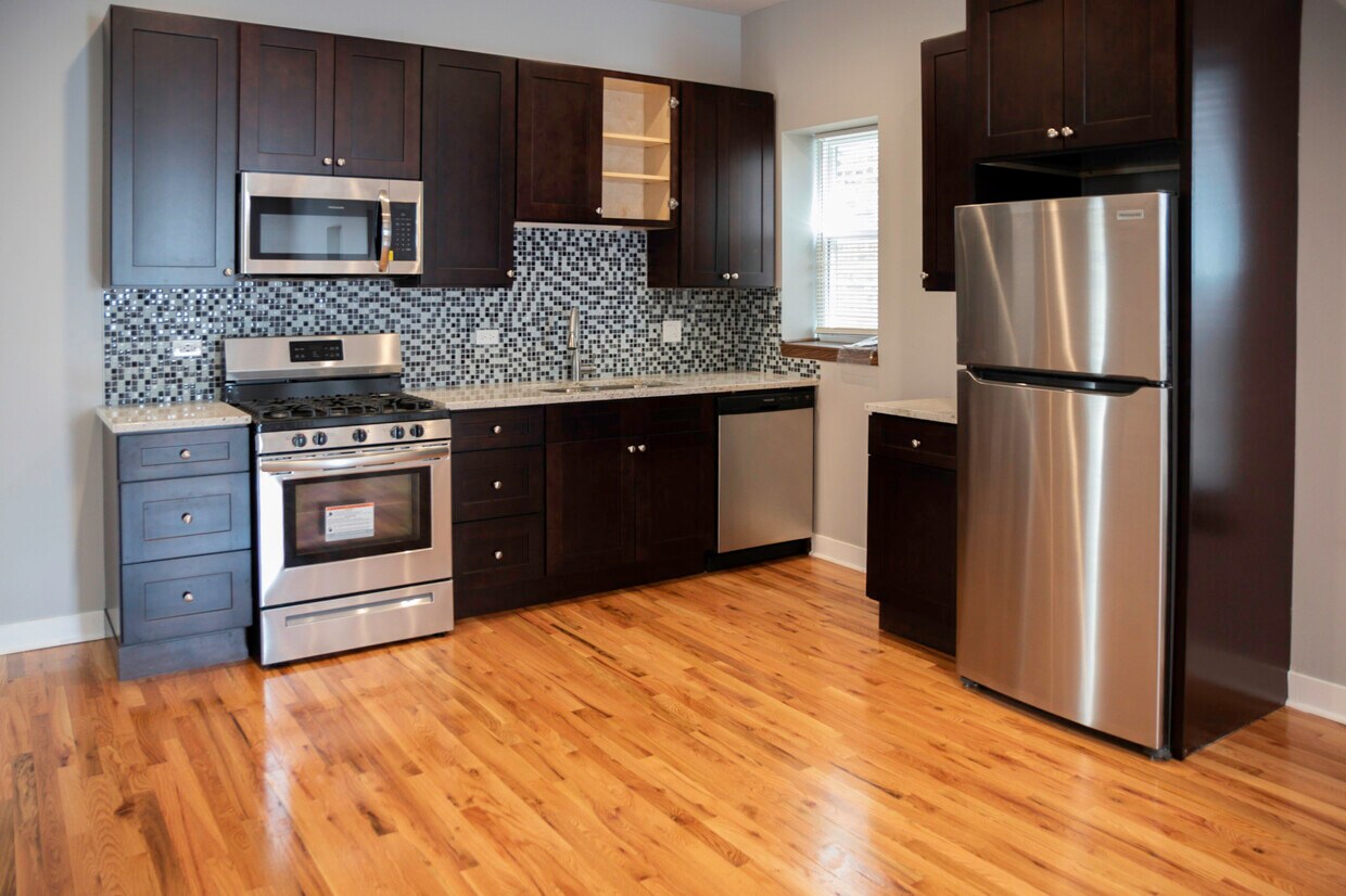 Foto principal - 1929 W Montrose Ave