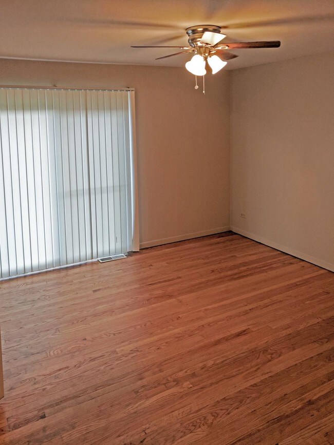 Division Falls Apartments Apartments in Villa Park, IL