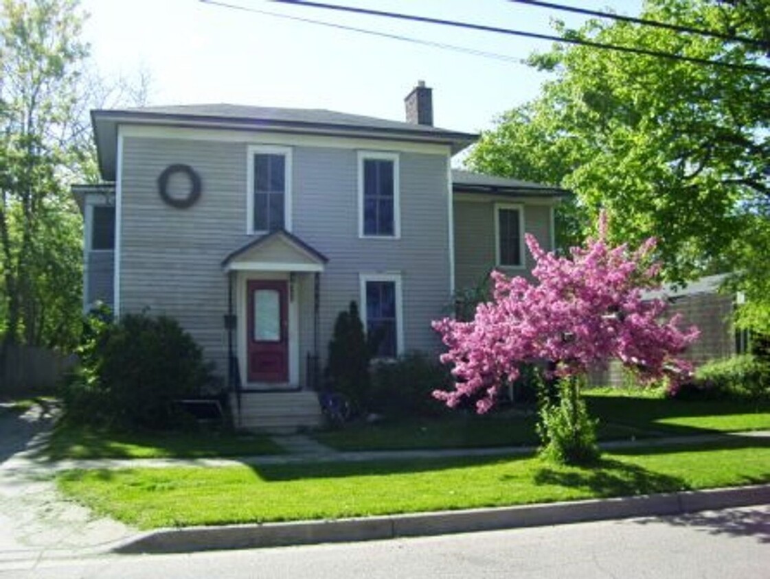 Foto principal - 416 Oak St- 4/5 Bedroom Duplex near WMU Ca...