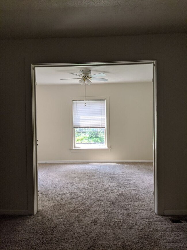 Foto del edificio - Two Bedroom One Bath Lower Duplex with W/D Hookup