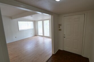 Building Photo - 5231 Beechnut St