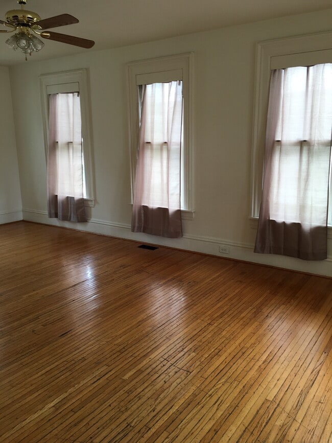 Livingroom - 423 W Calhoun St