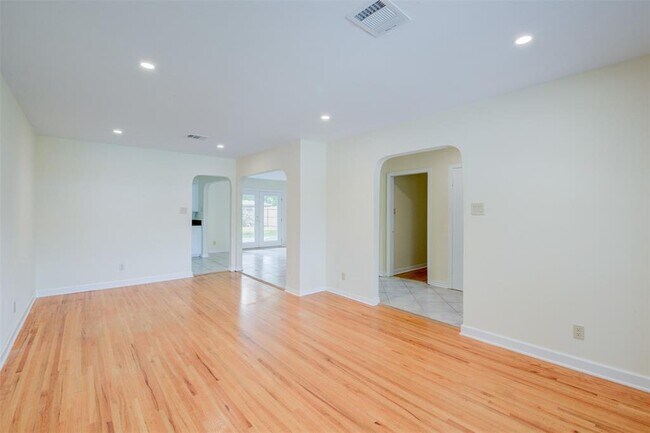 Foto del edificio - 8807 McAvoy Dr