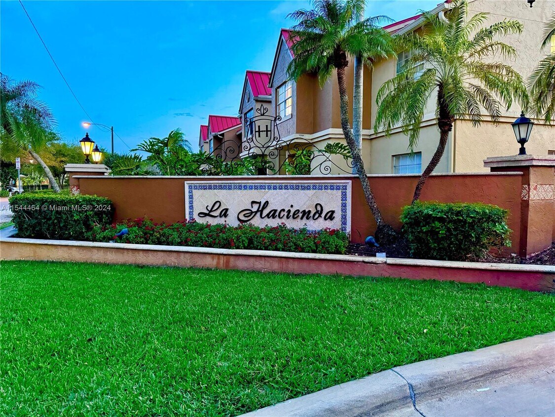 Foto principal - 18314 NW 68th Ave
