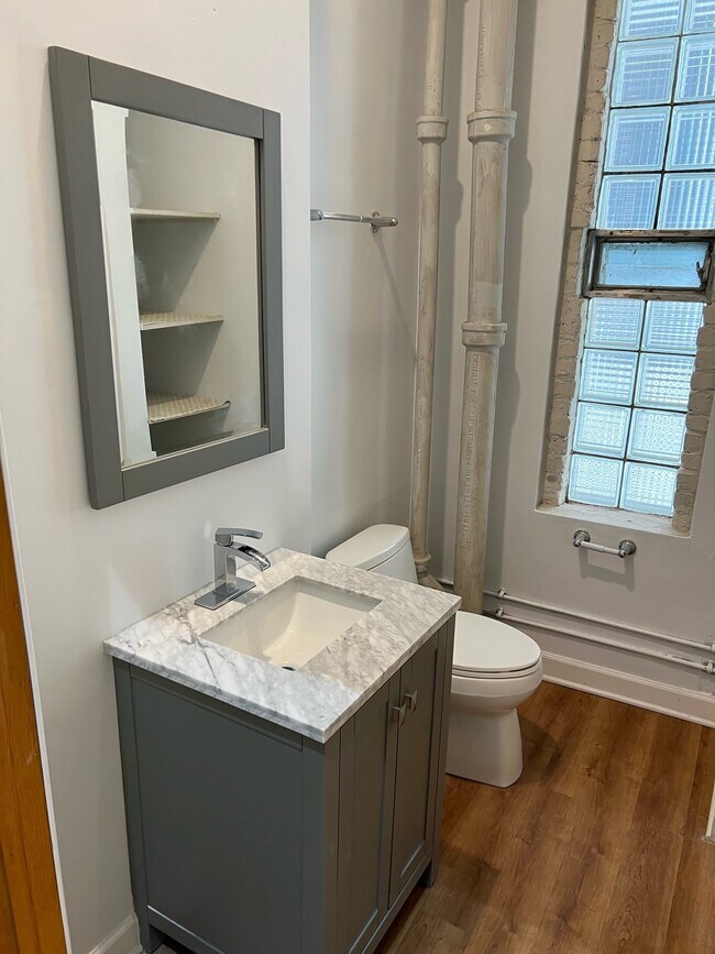 Bathroom - 1510 N Sedgwick St