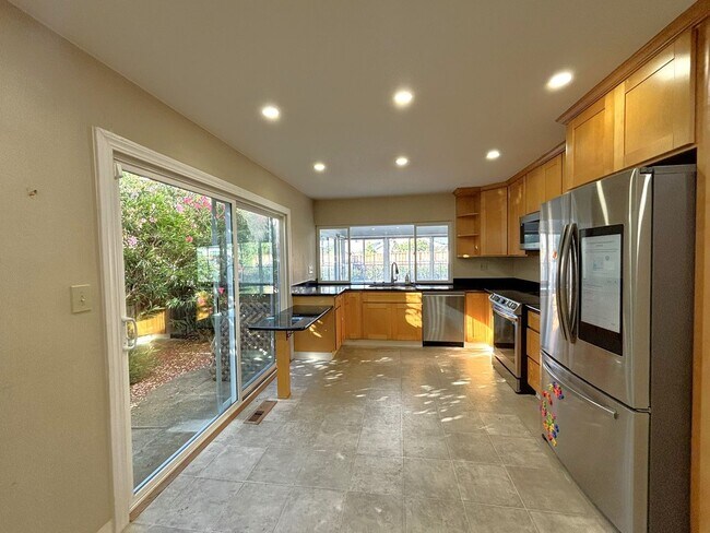 Building Photo - 3 bedroom and 2 bathroom Single-story home...