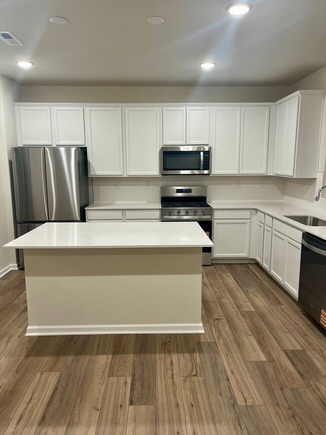 Building Photo - Newer Construction Home!