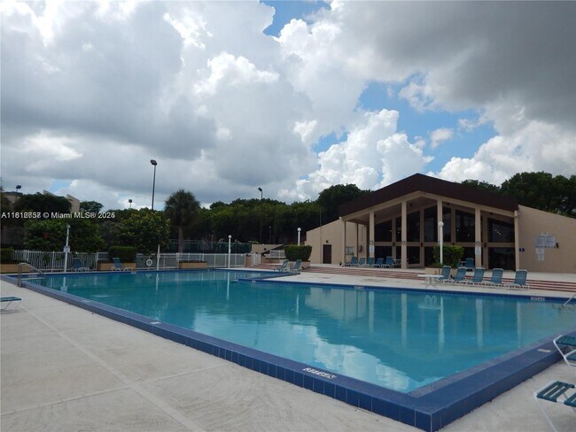 Foto del edificio - 14601 N Kendall Dr