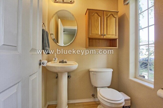 Building Photo - 3 Bed, 2.5 Bath Home in Beaverton near Wes...