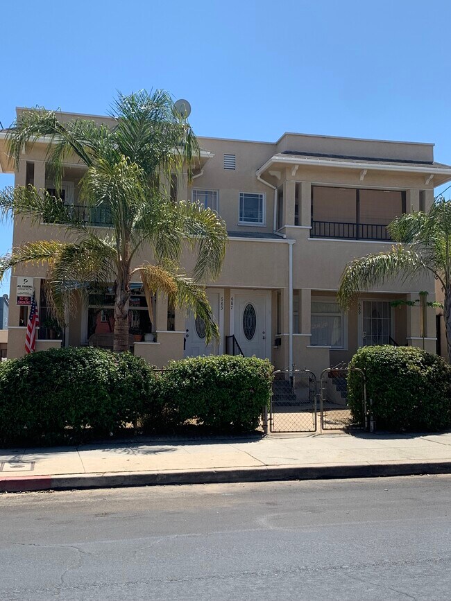 Frontage - 687 W 11th St