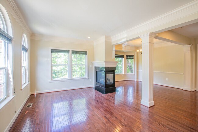 Foto del edificio - Amazing 4 BR/3.5 BA EOG Townhome in Woodst...