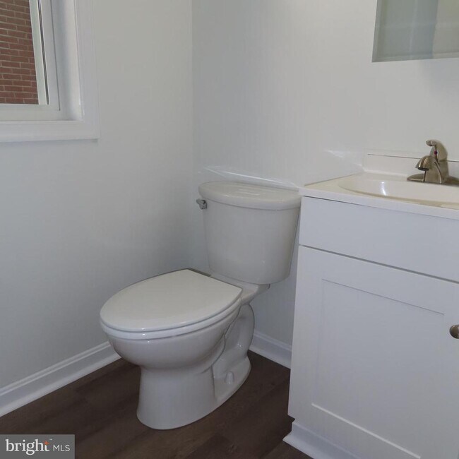 Foto del edificio - 228 Rowe Ave