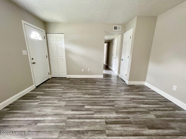 Building Photo - 5603 Oakridge Pl