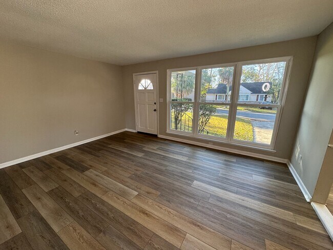 Foto del edificio - 2052 E 42nd St