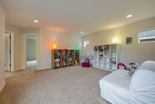 Foto del edificio - For Rent: 3 Bedroom, 3 Bathroom Home with Den