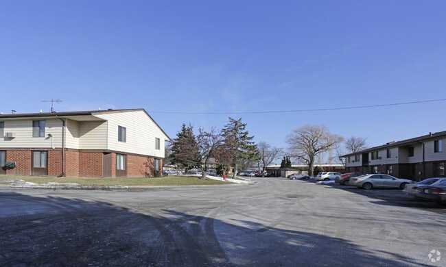 Building Photo - Glen Courts Apartments