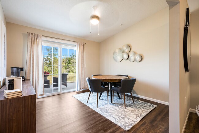 Espacio adicional para usar como estudio, comedor o área de pasatiempos - Redwood Miami Township SR 131