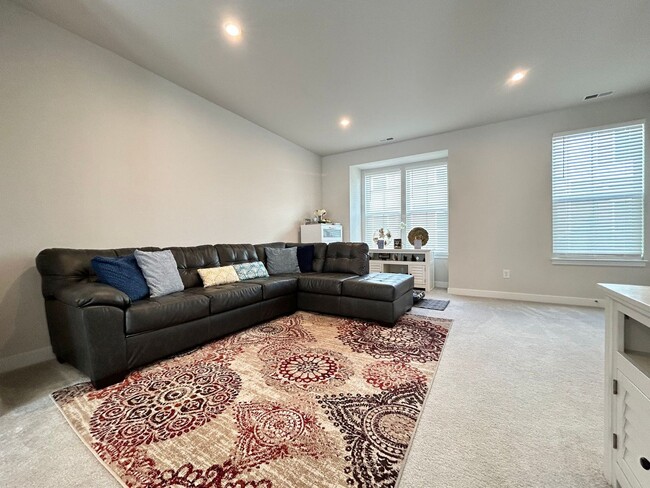 Building Photo - Welcome to this inviting 3-bedroom Condo! ...