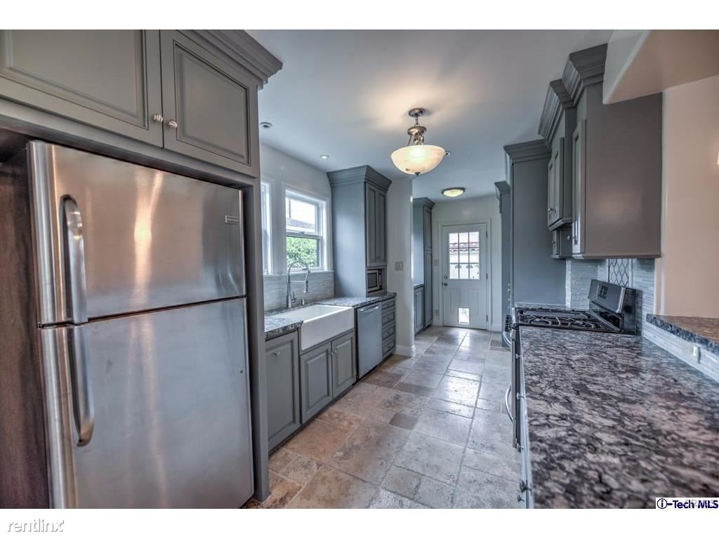 Foto principal - 10856 Wellworth Ave