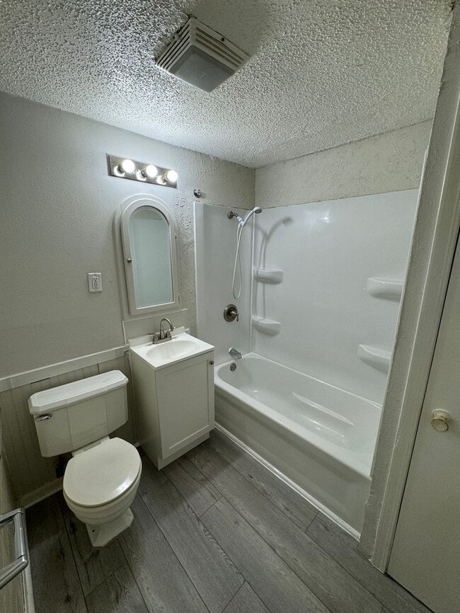 Building Photo - 2 bed, 1 bath Home in Elkhart IN   ACCEPTING SECTION 8