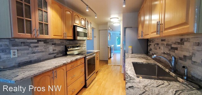 Building Photo - 2 br, 2 bath House - 9904 NE 124th St #1001