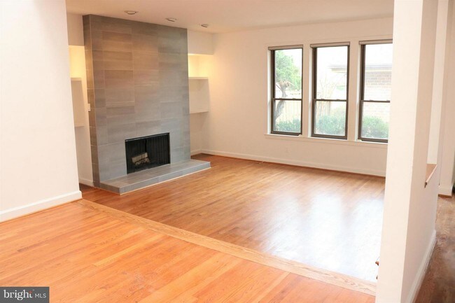 Foto del edificio - 5329 Strathmore Ave