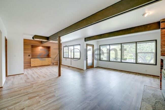 Building Photo - Unit