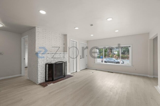 Building Photo - Unit