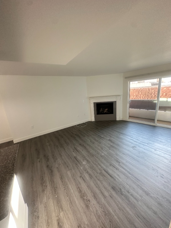 Building Photo - 15009 Moorpark St