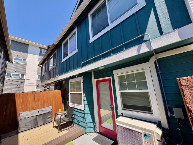 Building Photo - West Seattle Townhome