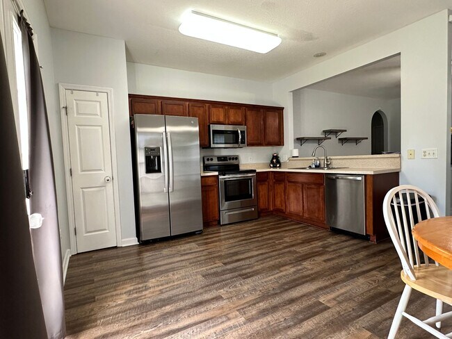 Building Photo - 3 Bedroom 2 bath-fenced in yard