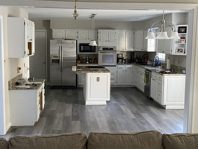 Kitchen - 12604 Garinger Ct