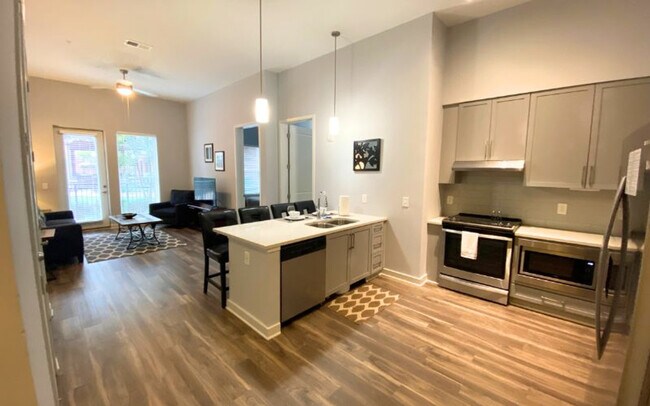 Foto del edificio - 6400 Blue Stone Rd