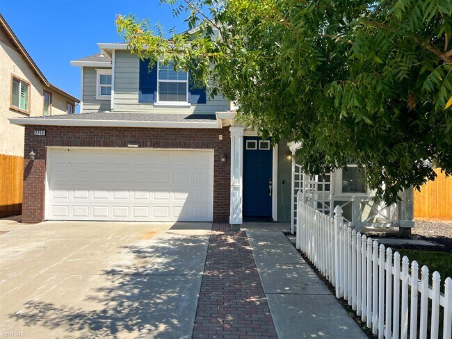 Building Photo - 5 br, 3 bath House - 2713 Nostalgia Street