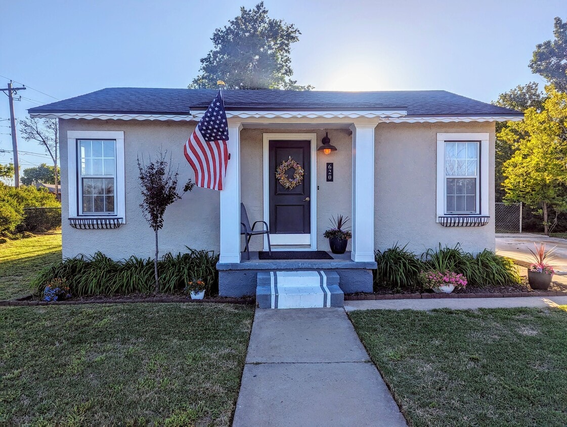 Primary Photo - 620 Bond St