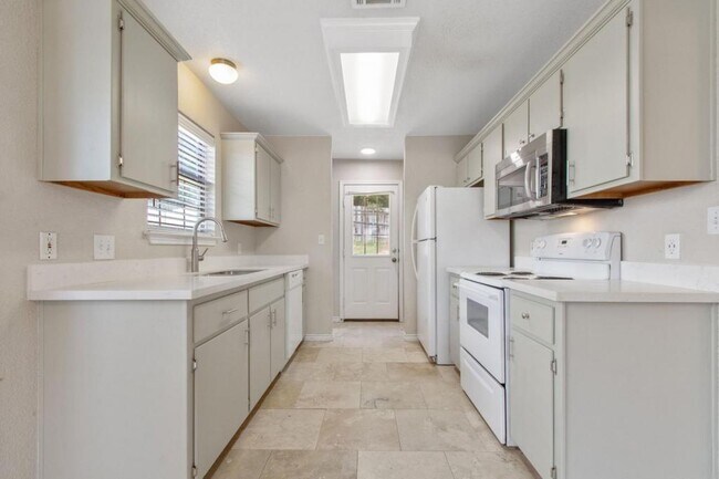 Building Photo - 135 Bolero Way, Huntsville, TX 77340