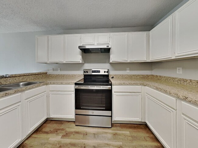 Foto del edificio - Charming 3 Bed Home for Rent in Dallas | Vaulted Ceilings | 2-Car Garage