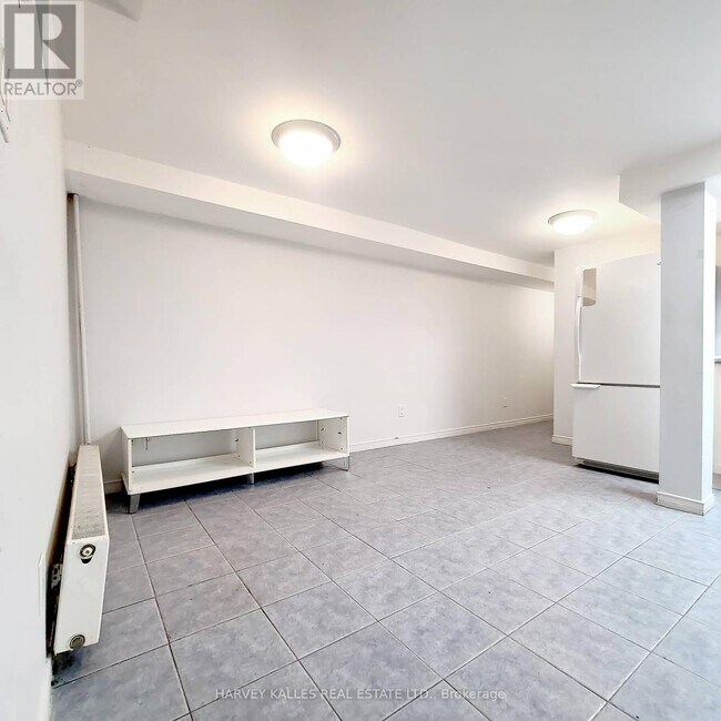 Building Photo - 4 Poplar Plains Crescent