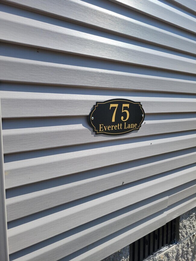 Foto del edificio - 75 W Everett St