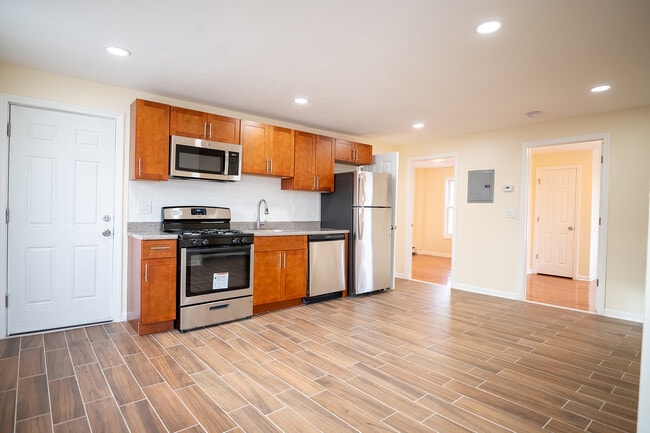 Building Photo - 30 Elm St