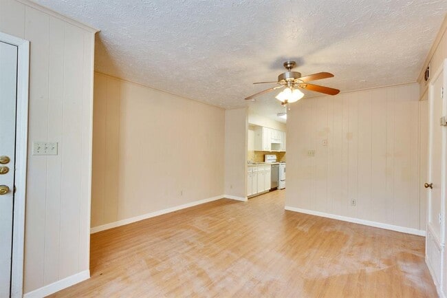 Building Photo - 908 N LBJ Dr