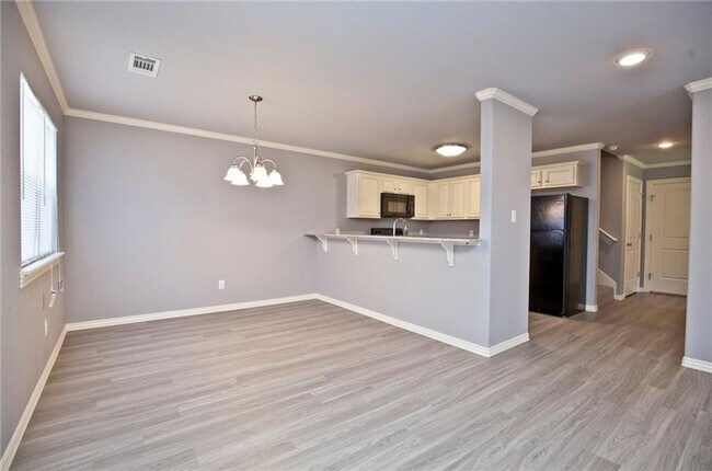 Photo - 4 Bed 4.5 Bath Townhouse just mins away from the University!