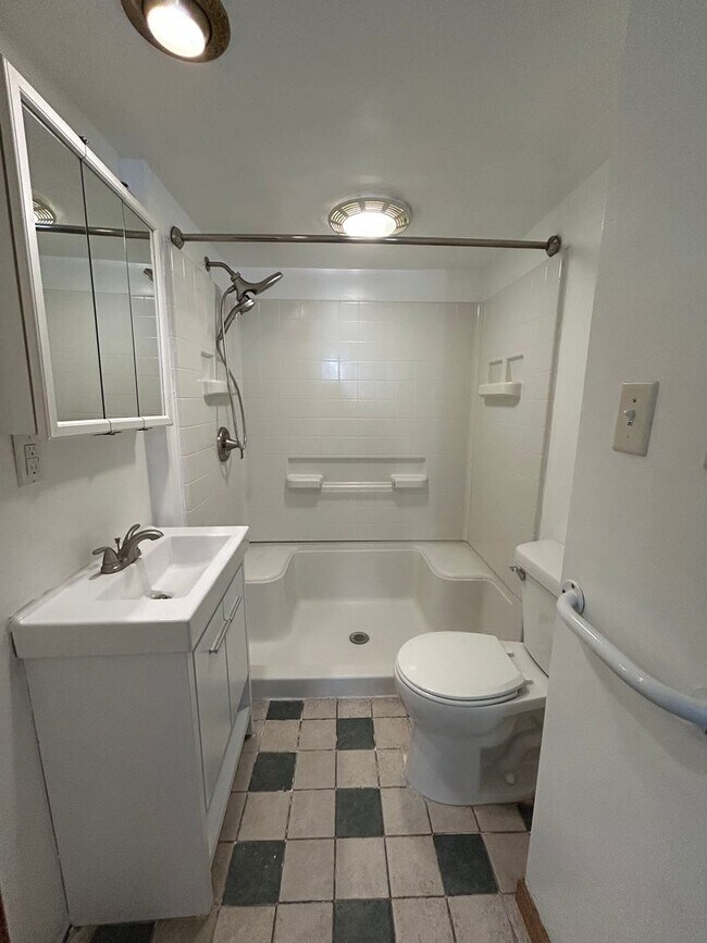 Foto del edificio - Nice-sized 2-bedroom 1-bath home with a large back yard.