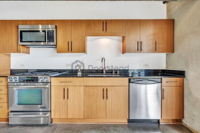 Building Photo - 510 S Hewitt St