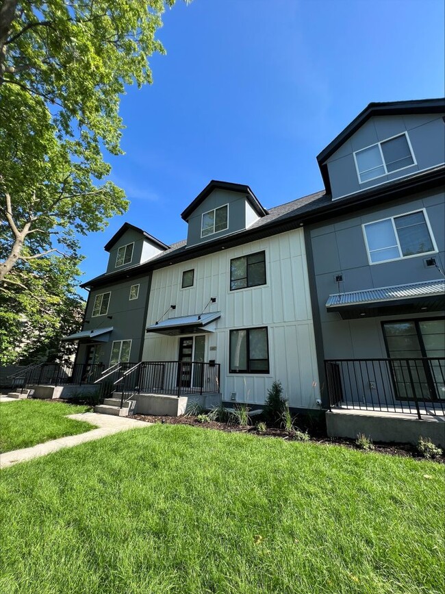 Building Photo - 6th St Triplex