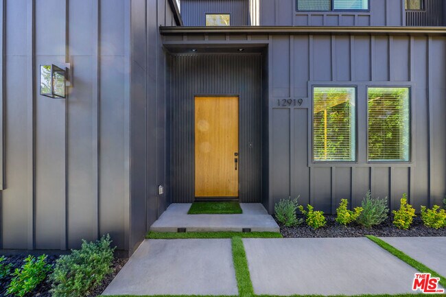 Building Photo - 12919 Addison St