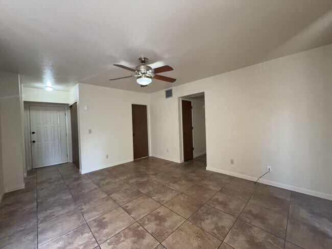 Foto del edificio - Spacious condo! Includes washer & dryer