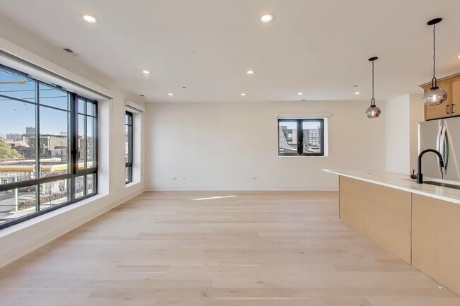 Building Photo - 1619 W Lawrence Ave